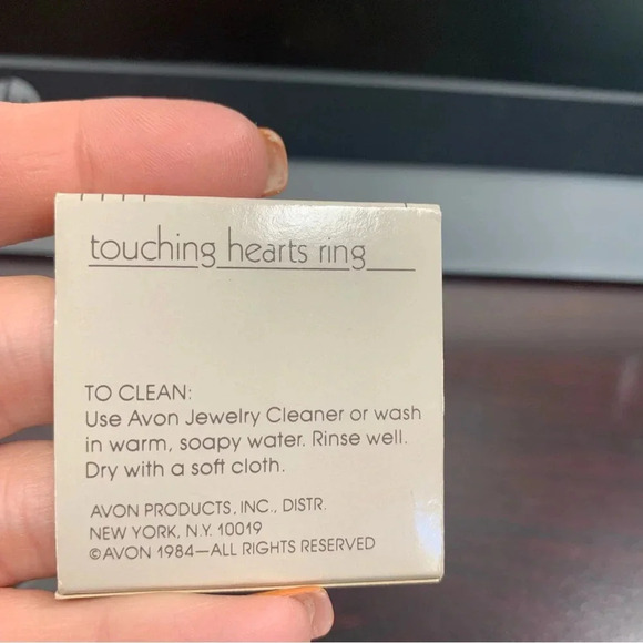 Avon goldtone  Touching Hearts Ring size 9 NIB vintage 1984 - Picture 2 of 5